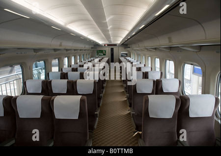 Japan. Der makellose Innenraum des Shinkansen (Bullet Train) bereit für den Abflug Stockfoto