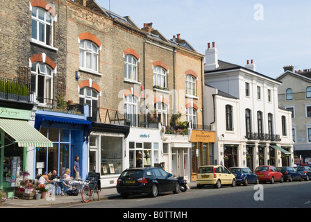 Primrose Hill, Regents Park Road Geschäfte und Café. Leute, die einen Kaffee genießen, sitzen vor einem Café. London, England, 25. Mai 2008. HOMER SYKES Stockfoto