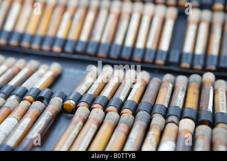 Alte Flaschen von homöopathischen Medikamenten in einer Reihe, Nahaufnahme Stockfoto