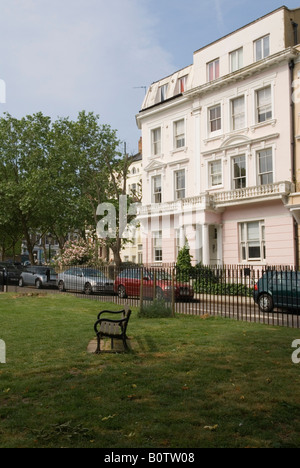 Georgianisches großes Reihenfamilienhaus Chalcot Square Primrose Hill. Green Urban Space Park in der Mitte des Platzes North London NW1 UK HOMER SYKES Stockfoto