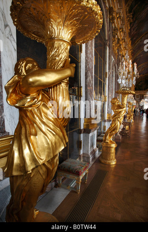 Vergoldeten Figuren in der Halle der Spiegel, The Palace of Versailles Paris Frankreich. Stockfoto