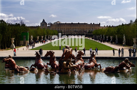 Die Aussicht auf das Schloss von Versailles vom Apollo-Brunnen "Rondeau" Stockfoto