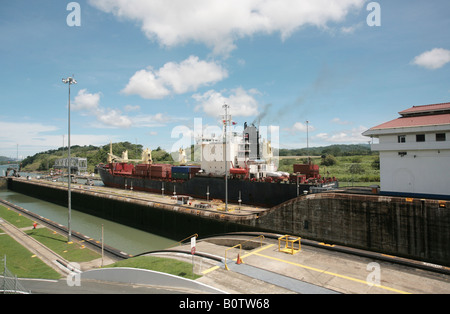 Schiff verlassen die Miraflores-Schleusen an den Panama-Kanal gesehen vom Besucherzentrum Stockfoto