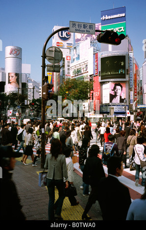 Menschen überqueren, was angeblich der weltweit verkehrsreichsten Gerangel Kreuzung im Zentrum Tokios Shibuya in Japan ist. Stockfoto