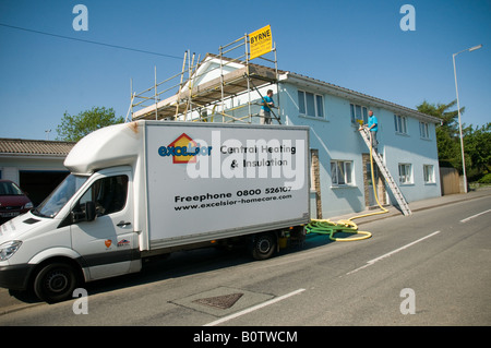 qualifizierte Männer Hohlwand Steinwolle Isolierung anzubringen, in einem Haus zur Verbesserung der Energieeffizienz und Reduzierung der Heizkosten Stockfoto