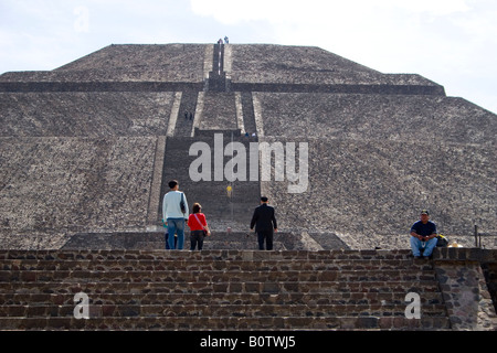 Teotihuacan-Pyramide der Sonne dominiert die präkolumbische Stadt, die die größte Stadt auf dem amerikanischen Kontinent 500 n. Chr. wurde Stockfoto