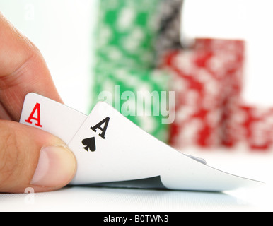 Poker-Blatt mit einem Poker chips Stapel im Hintergrund pokerhand Stockfoto