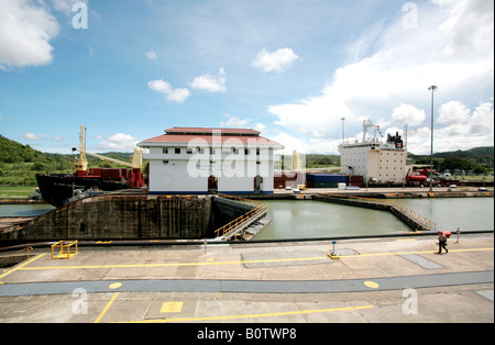 Schiff verlassen die Miraflores-Schleusen an den Panama-Kanal gesehen vom Besucherzentrum Stockfoto