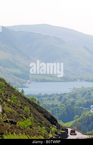 SONNENSCHEIN DUNST ÜBER TAL Y LLYN SEE AT FUßE DES CADAIR IDRIS IN SNOWDONIA MOUNTAIN RANGE GWYNEDD WALES Stockfoto