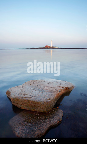 Str. Marys Leuchtturm spätabends, Northumberland Küste Stockfoto