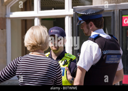 Polizei-Gemeinschaft unterstützen Offizier und kommunalen Hausdienstes sprechen Sie ein Tourist in Winchester Stockfoto