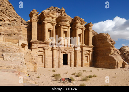 kunstvoll geschnitzte Felsengrab bekannt als Kloster El Deir nabatäische Stadt Petra Jordan Arabia Stockfoto