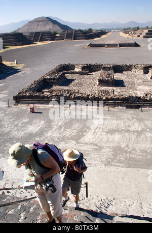 Touristen Klettern Pyramide des Mondes in Teotihuacan, eine präkolumbische Stadt, Mesoamerika der größten vorspanischen Ruine Standort, Stockfoto