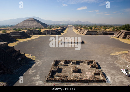 Blick auf die Straße der Toten aus der Pyramide des Mondes am Teotihuacan Ruine Standort in Mexiko Stockfoto