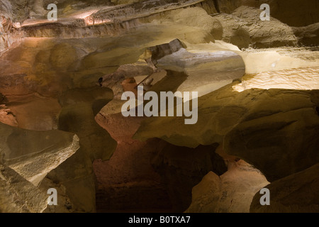 Ein seltsam geneigten Dach tief im Inneren Höhle der Winde in der Nähe von Colorado Springs, CO Stockfoto