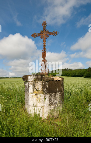 Kreuz am Straßenrand, Indre-et-Loire, Frankreich. Stockfoto
