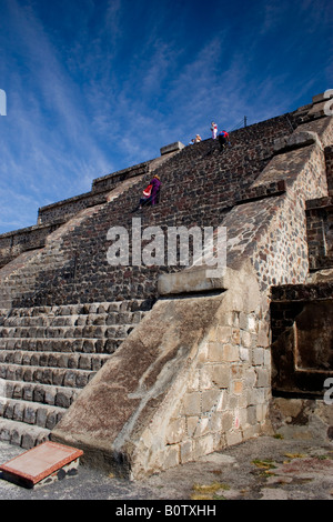 Touristen steigen die Pyramide des Mondes in Teotihuacan, die größte präkolumbische Stadt in Mexiko Stockfoto