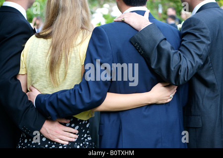 Vier Menschen bei einer Hochzeit posieren für ein Foto Stockfoto