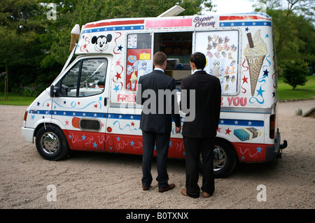 Zwei Männer in Anzügen Warteschlangen auf einem Eiswagen Stockfoto