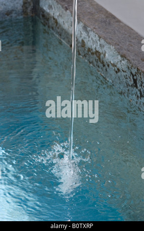 Reihe von Wasser gießen aus kleinen Brunnen Rohr Stockfoto