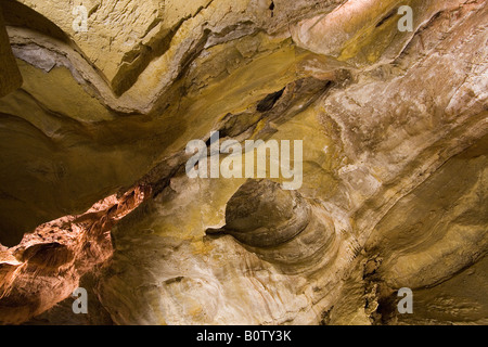 Ein seltsam geneigten Dach tief im Inneren Höhle der Winde in der Nähe von Colorado Springs, CO Stockfoto