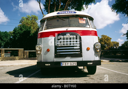 9. Oktober 2007 - Bedford School Bus am Busbahnhof in Victoria auf der maltesischen Insel Gozo. Stockfoto