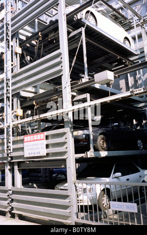 9. November 2004 - Wohn mehrstufige Carport in Ueno in der japanischen Hauptstadt Tokio. Stockfoto