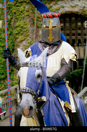 Jouteur auf dem Pferderücken verlassen das Burgtor. Hever Castle Kent England UK Stockfoto