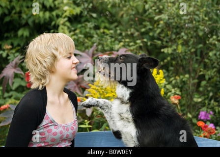 Mädchen mit halben Rasse Hund Stockfoto