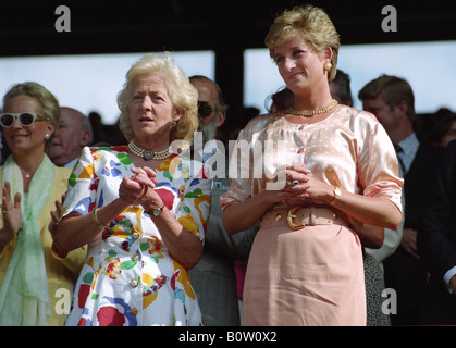 Diana Princess of Wales bei den Wimbledon Tennis Championships mit ihrer Mutter Frances Shand Kydd. Juli 1993. Prinzessin Diana Wimbledon Royal Box Stockfoto