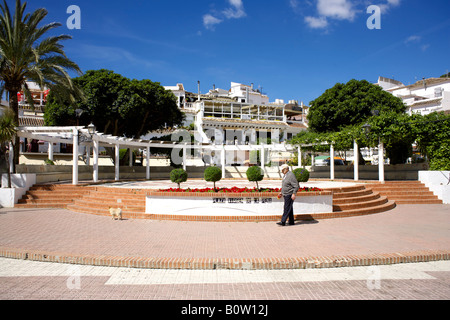 Mann geht seinen Hund in der Plaza De La Virgen De La Pena, Mijas Pueblo, Costa Del Sol, Spanien Stockfoto