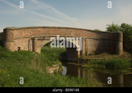 Kirchlichen Brücke traditionellen Backstein überqueren die Pocklington canal, East Yorkshire, UK Stockfoto