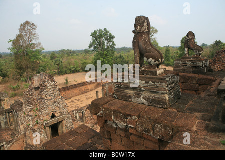 Geformten Löwen bewachen die Treppen bis zum Gipfel des Pre Rup Staatstempel von Rajendravarman 2. 10. c gebaut Stockfoto