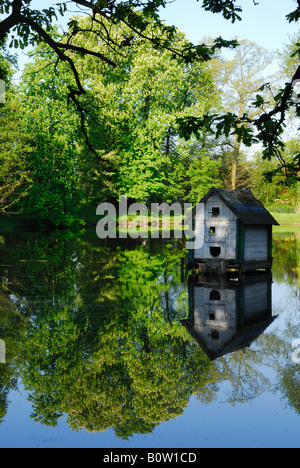 Holzente Haus spiegelt sich im See im Spreewald Wald bei Lübbenau Deutschland Stockfoto