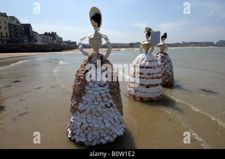 Eine Gruppe von 7ft hohe Schale Damen auf dem Sand von Margate Beach bei "Ebbe" Stockfoto