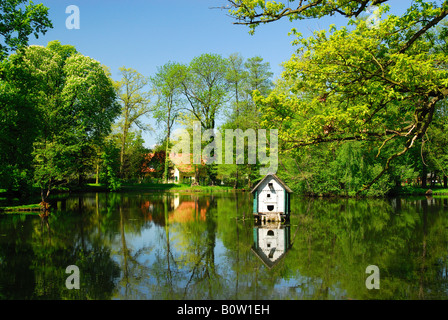 Holzente Haus spiegelt sich im See im Spreewald Wald bei Lübbenau Deutschland Stockfoto