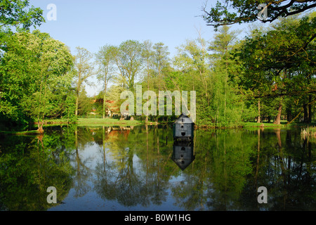 Holzente Haus spiegelt sich im See im Spreewald Wald bei Lübbenau Deutschland Stockfoto