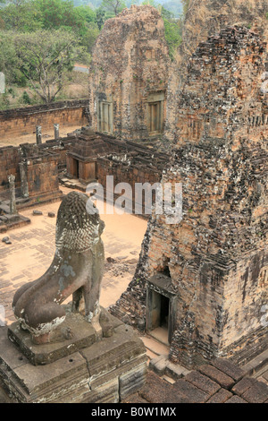 Geformten Löwen bewachen die Treppen bis zum Gipfel des Pre Rup Staatstempel von Rajendravarman 2. 10. c gebaut Stockfoto