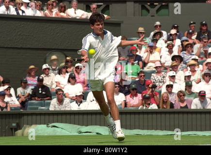 Tim Henman auf seinem Weg zum Sieg gegen Yevgeny Kafelnikov in Wimbledon im Jahr 1996 Stockfoto