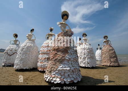 Eine Gruppe von 7ft hohe Schale Damen auf Margate Beach bei "Ebbe" Stockfoto