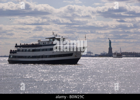 New York City Manhattan Insel Blick auf Satue die Freiheitsstatue und Ellis Island vom South Street Port mit Tour-Schiff Stockfoto