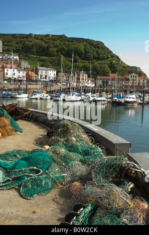 Blick auf die Altstadt Stadt mit Fischernetzen auf Hafenmauer, Scarborough, North Yorkshire, UK