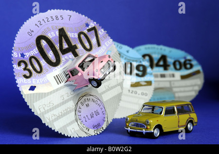 BRITISH CAR TAX DISCS MIT ROVER MINI AUTO, UK. Stockfoto