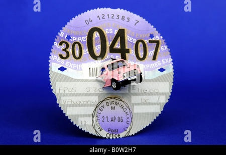 BRITISH CAR TAX DISCS MIT ROVER MINI AUTO, UK. Stockfoto