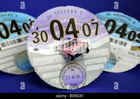 BRITISH CAR TAX DISCS MIT ROVER MINI AUTO, UK. Stockfoto