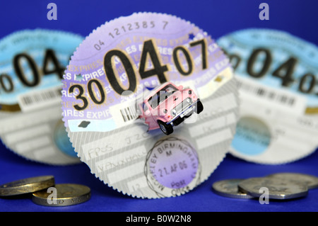 BRITISH CAR TAX DISCS MIT ROVER MINI AUTO, UK. Stockfoto