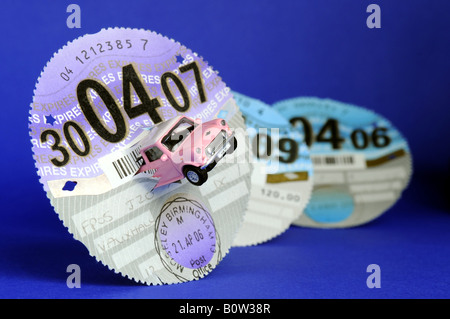 BRITISH CAR TAX DISCS MIT ROVER MINI AUTO, UK. Stockfoto