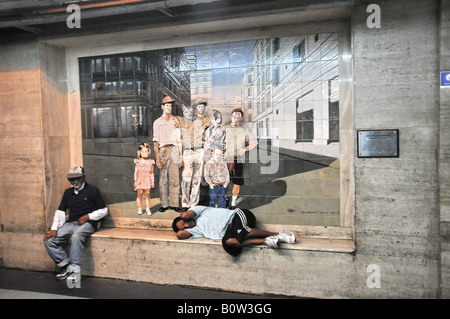 Karte, schlafen auf Bank in u-Bahn, Buenos Aires, Argentinien.  Fliese Wandbild im Hintergrund. Stockfoto