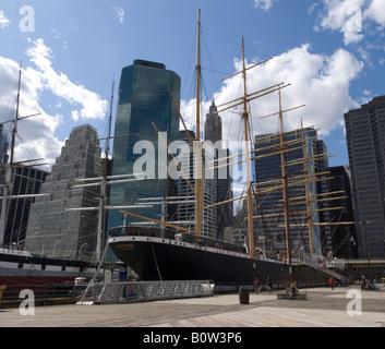 New York City Manhattan Insel anlegt historische 1911 Clipper Peking am South Street Hafen gesehen gegen moderne Gebäude Stockfoto