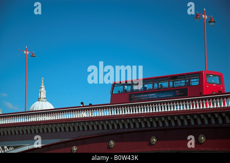 Roten Doppeldecker-Bus auf der Blackfriars Bridge, London, England, UK Stockfoto